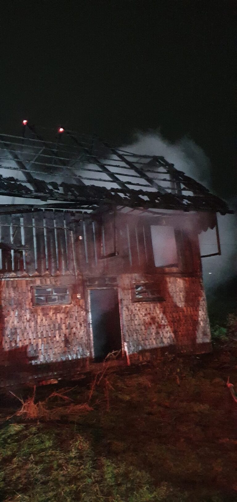 FOTO O gospodărie nelocuită din satul Pârteștii de Sus a fost incendiată intenționat
