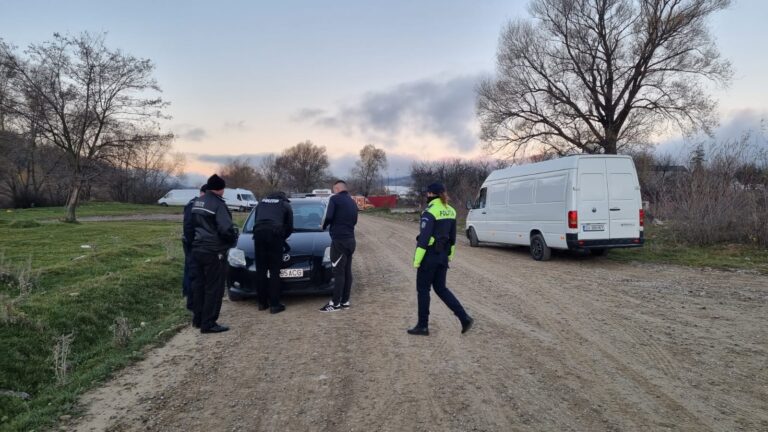 FOTO Acțiune desfășurată de polițiștii Biroului Protecția Animalelor din cadrul IPJ Suceava în târgul de animale de la Gura Humorului, soldată cu amenzi de aproape 20.000 de lei