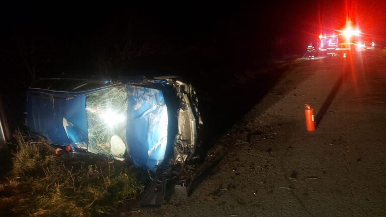 FOTO O tânără de 18 ani s-a ales cu multiple leziuni după ce o mașină s-a răsturnat la Fântâna Mare