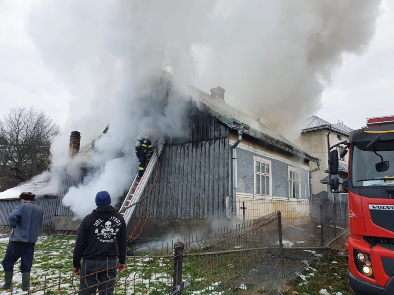 FOTO Casa unei bătrâne de 85 de ani din Frasin a fost distrusă de un incendiu puternic