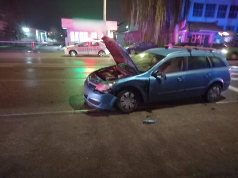 FOTO Accident cu doi răniți produs în fața fabricii Mopan de pe strada Traian Vuia din Suceava