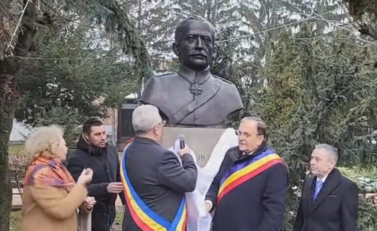 Statuia generalului Iacob Zadik a fost dezvelită de Ziua Bucovinei: „Trebuie să păstrăm cu toate sacrificiile ceea ce au obținut ei, în așa fel încât să le predăm generațiilor viitoare”