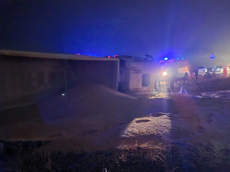 FOTO Un TIR încărcat cu porumb s-a răsturnat pe centura Rădăuțiului