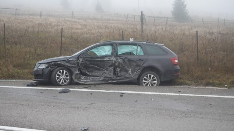 FOTO Apropierea sezonului rece a dus la debutul accidentelor rutiere pe carosabilul „patinoar” din Pasul Mestecăniș