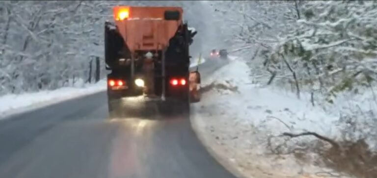 VIDEO Drumarii au acționat de la primele ore ale dimineții pentru a curăța carosabilul de zăpadă