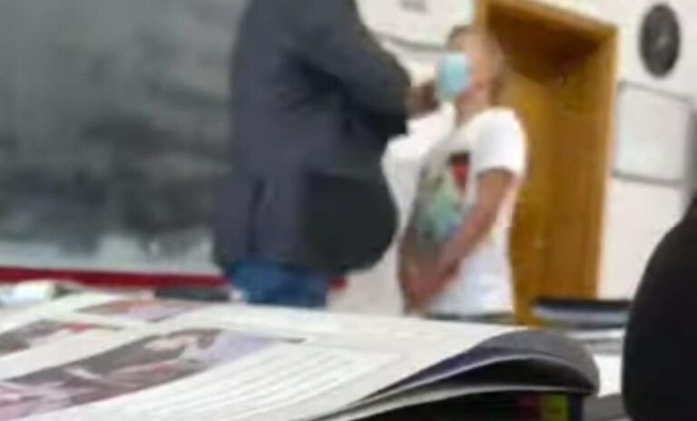 VIDEO Profesorul sucevean care a fost filmat în timp ce pălmuia un elev a scăpat cu o amendă penală