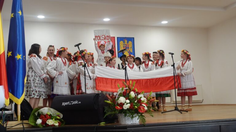 FOTO Ziua Națională a Poloniei a fost sărbătorită cu mare fast la Solonețu Nou: „Astăzi trebuie să prețuim patriile, să fim fericiți că acești copii minunați sunt în pace lângă noi”