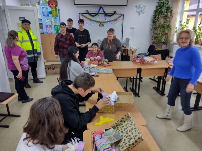 FOTO Peste 8.000 de cadouri distribuite copiilor defavorizați, prin colaborarea dintre Universitatea „Ştefan cel Mare” din Suceava, Fundaţia internaţională Teams4U și Arhiepiscopia Sucevei și Rădăuților