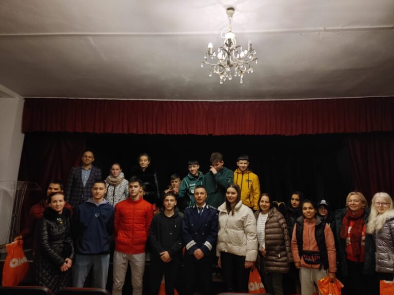 Peste 200 de copii din centrele de servicii sociale și elevi proveniți din 16 familii defavorizate au participat la acțiunea „Sărbătoarea Nașterii Domnului Iisus Hristos aduce mângâiere” organizată de IPJ Suceava