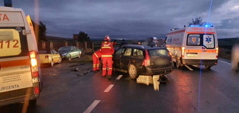 FOTO Accident cu trei răniți produs între „Zidul Morții” și Stroiești