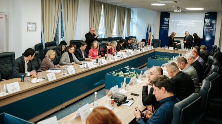 FOTO Membrii Consorțiului DUAL USV au semnat acordul de parteneriat menit să sprijine angajatorii prin alocarea unui rol activ în domeniul pregătirii profesionale a elevilor și studenților