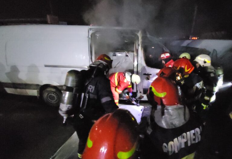 VIDEO FOTO Patru autoutilitare de la Auto Schunn au luat foc în parcarea stației peco Bucovina Oil din Șcheia