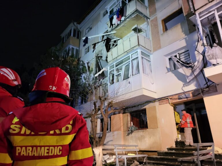 VIDEO FOTO O explozie puternică a avut loc într-un bloc din cartierul Burdujeni. Trei persoane au ajuns la spital, una în stare gravă