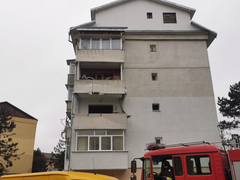 Bărbatul aruncat de la etajul II al blocului din cartierul Burdujeni în care a avut loc o explozie puternică va fi transportat la Spitalul „Sfântul Spiridon” din Iași  