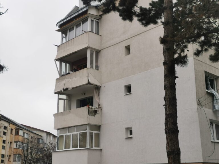 Medicii ieșeni despre suceveanul care a fost aruncat din blocul din Burdujeni de explozia puternică din această dimineață: „Este în stare gravă cu un prognostic rezervat”