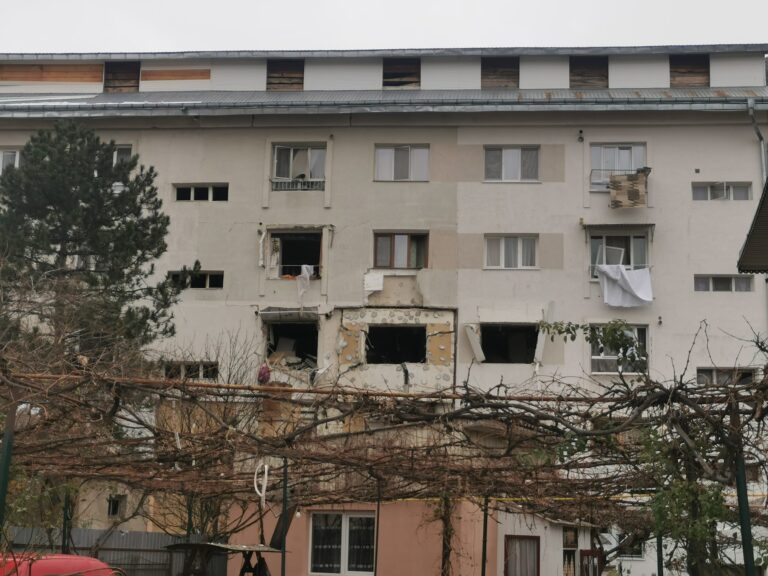 FOTO Inspectoratul de Stat în Construcții verifică dacă a fost pusă în pericol structura de rezistență a blocului din Burdujeni, afectat puternic de o explozie