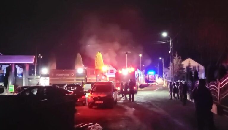 UPDATE VIDEO Imagini cu incendiul care a cuprins Pensiunea „La Filuță” de la Mălini