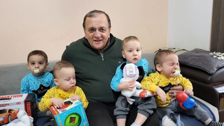 FOTO Gheorghe Flutur a mers de Moș Nicolae la o familie de cvadrupleți din Șcheia: „Am vrut sa aduc un zâmbet pe chipul acestor minunați copilași”