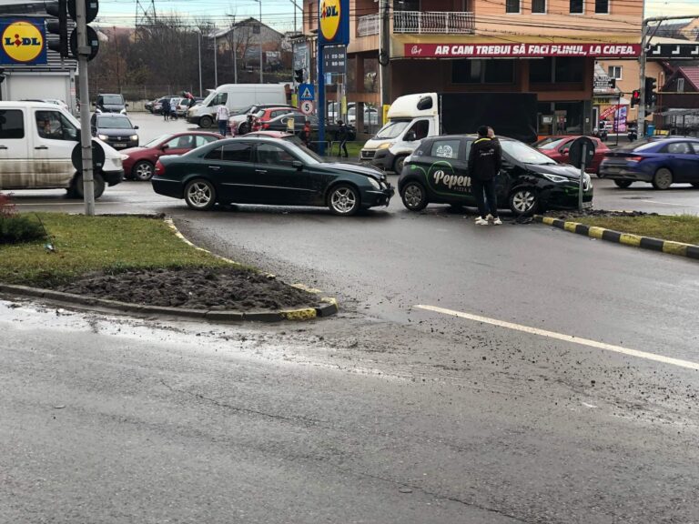 FOTO Trafic îngreunat în fața magazinului Lidl din Obcini din cauza unui accident rutier produs între două mașini