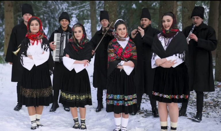 VIDEO „Vestitorii Ajunului” au lansat o nouă colindă de excepție într-un peisaj de poveste