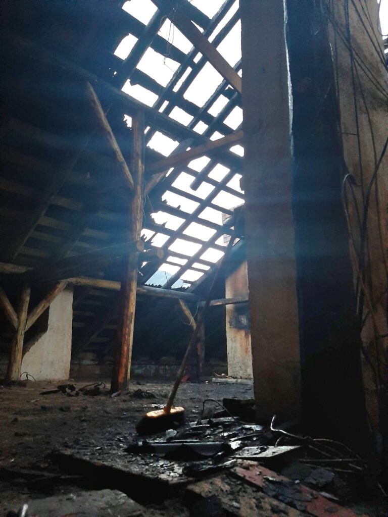FOTO Acoperișul unui bloc din Broșteni a fost cuprins de un incendiu puternic