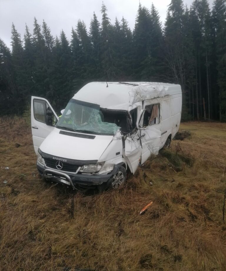 FOTO Un bărbat a fost rănit după ce s-a răsturnat cu o dubă, la Poiana Stampei