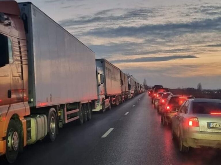 Traficul rutier pe DN 2H dinspre Rădăuți spre Suceava a fost oprit pentru deblocarea DN2 în zona Dărmănești – Dănila