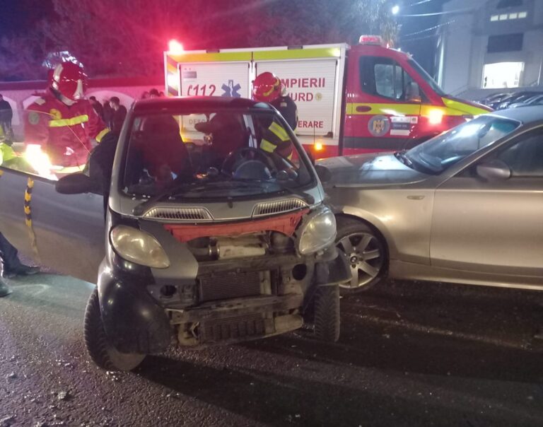 FOTO Accident cu doi răniți produs în această seară la Dumbrăveni