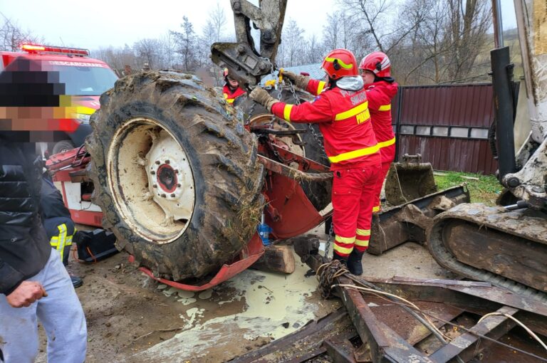 VIDEO FOTO Un tânăr a scăpat nevătămat după ce a rămas blocat sub un tractor cu care s-a răsturnat pe o uliță din Burdujeni