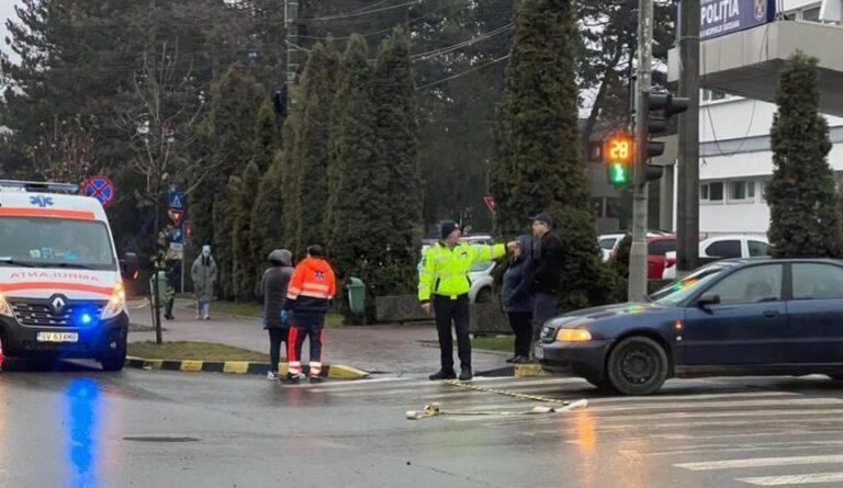 O femeie a fost lovită de o mașină pe trecerea pentru pietoni din apropierea Poliției Municipiului Suceava