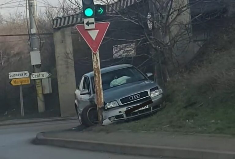 Un vicovean s-a izbit cu mașina într-un semafor de la intrarea în Suceava