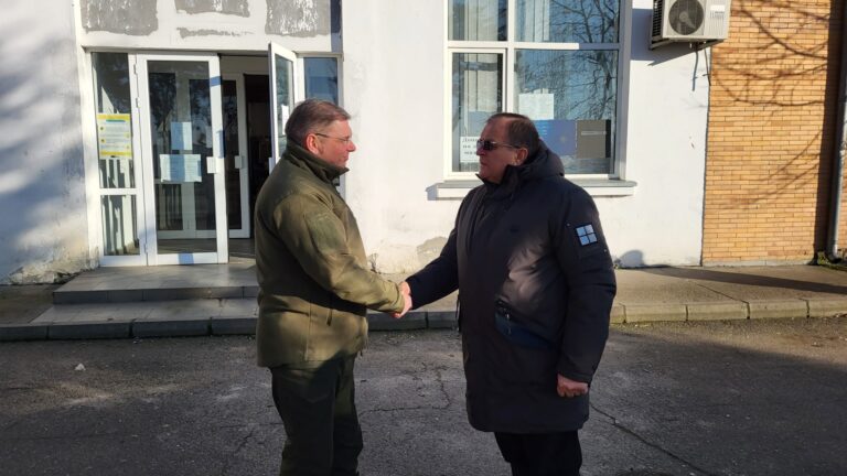 FOTO Gheorghe Flutur și guvernatorul regiunii Cernăuți s-au întâlnit astăzi pentru a găsi soluții în rezolvarea cozii de TIR-uri care se apropie de municipiul Suceava: „Problemele din Ucraina cu privire la furnizarea de curent electric au dus la îngreunarea traficului greu prin vamă”