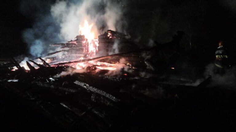 FOTO O casă aflată într-o zonă izolată din Vatra Moldoviței a fost distrusă de un incendiu puternic