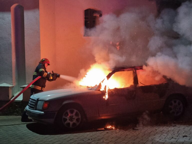 FOTO UPDATE Mașina unui preot a fost incendiată intenționat în curtea unei biserici din Rădăuți. Pompierii au intervenit pentru ca flăcările să nu extindă la lăcașul de cult