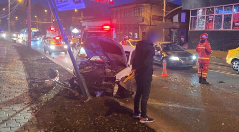FOTO Accident cu doi răniți produs în fața Primăriei municipiului Suceava