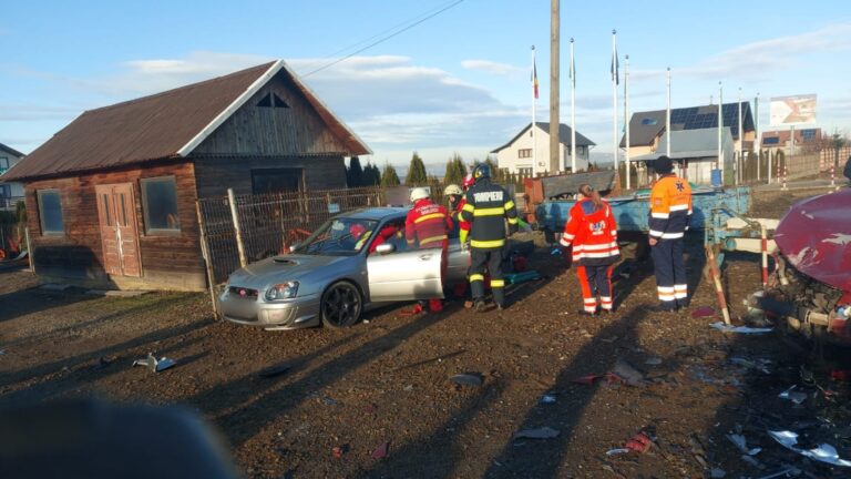 VIDEO FOTO Grav accident rutier produs la Cumpărătura. O persoană a rămas încarcerată între fiarele contorsionate ale mașinii