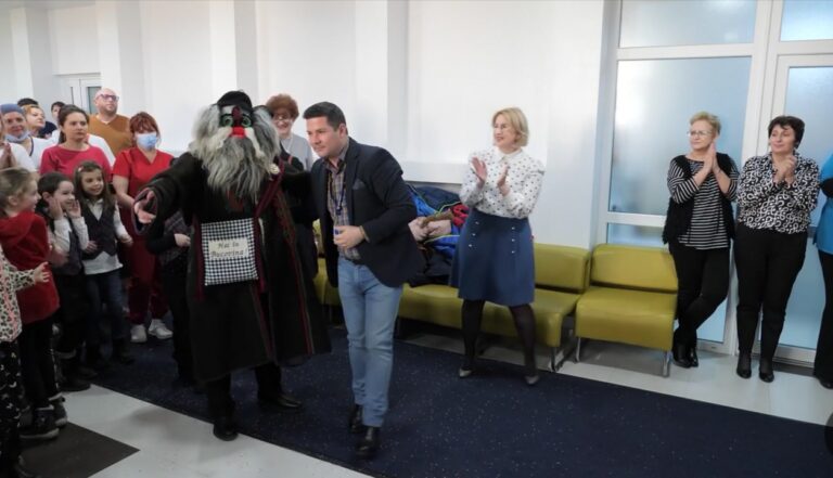 FOTO Niculai Barbă a colindat Spitalul Județean Suceava alături de Ansamblul Artistic Profesionist „Ciprian Porumbescu”