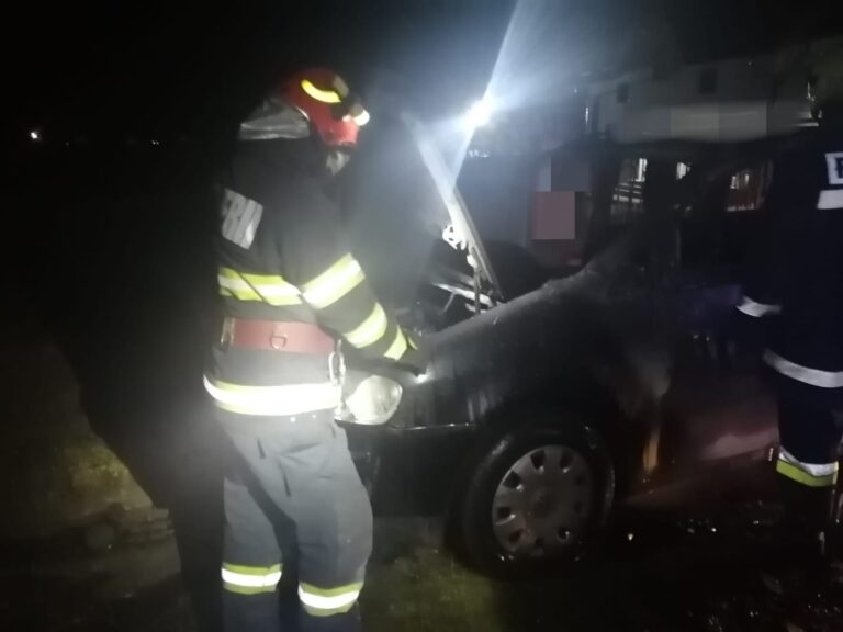 FOTO Un tânăr cu probleme psihice a dat foc la o mașină, în Horodniceni, după ce a văzut la știri că la Iași a fost incendiat un autoturism