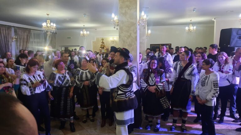 VIDEO FOTO Peste 700 de persoane au luat parte la Balul Gospodarilor de la Moldovița: „Ne vom implica și în viitor în astfel de evenimente pentru că așa ducem mai departe tradițiile și obiceiurile păstrate din generație în generație, aici, în Bucovina”