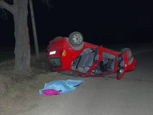 Direcția Județeană de Drumuri și Poduri Suceava a scăpat basma curată în dosarul în care a fost acuzată de ucidere din culpă pentru că nu a tăiat un copac în care a intrat cu mașina un șofer băut