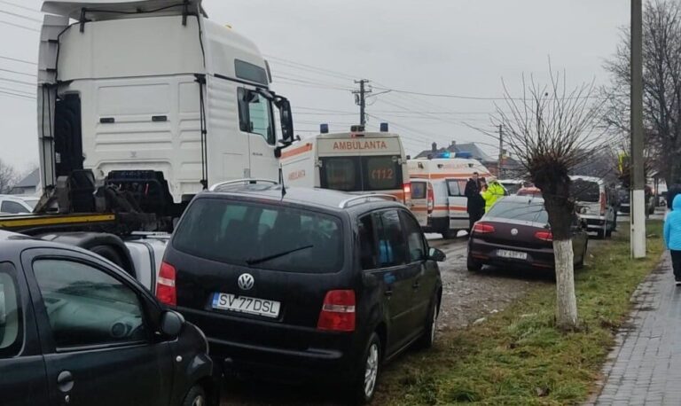 FOTO Mama, fiică și bunică lovite de o mașină pe o trecere pentru pietoni, la Milișăuți