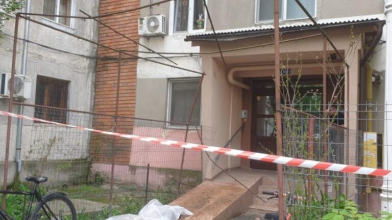 Un adolescent de 17 ani, care suferea de depresie, a murit după ce s-a aruncat pe geam de la etajul III al unui bloc din Suceava