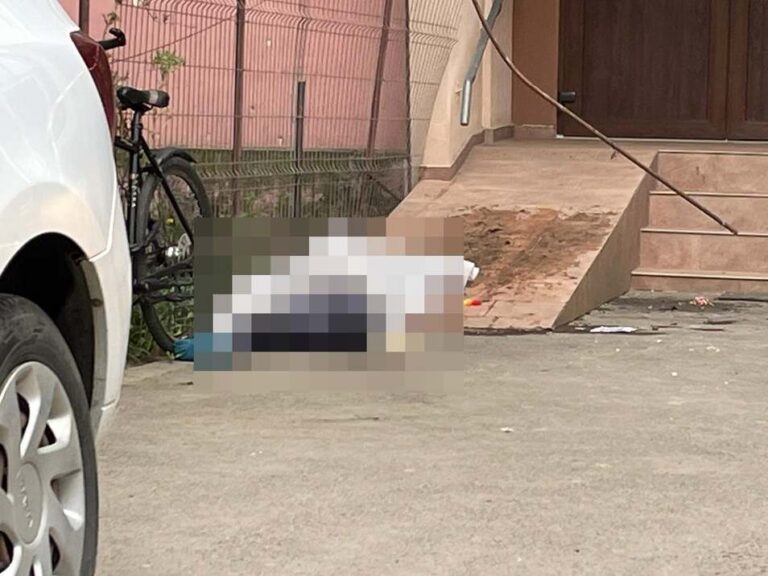 O femeie de 34 de ani s-a aruncat de la etajul III al unui bloc din Fălticeni din cauza geloziei