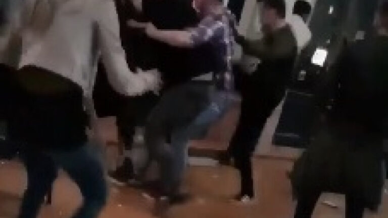 Un șcheian a fost reținut de polițiști după ce a fost implicat într-o bătaie generală pornită de la gelozie