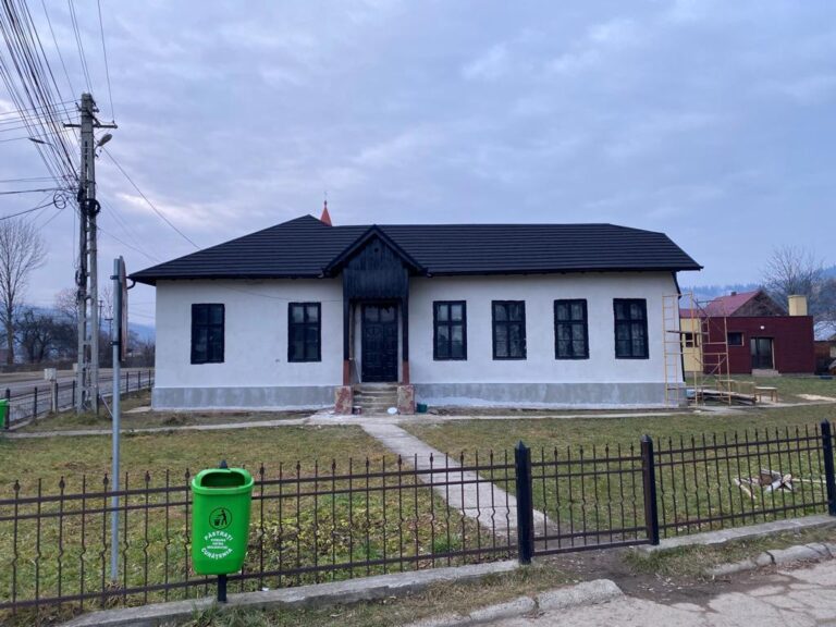 FOTO Vechea școală din satul Valea Stânii – Vatra Moldoviței va fi transformată într-un centru de promovare a culturii tradiționale: „Se dorește crearea unei noi oferte culturale adresată turiștilor și de a oferi vizitatorilor o experiență nouă privind cultura tradițională locală”