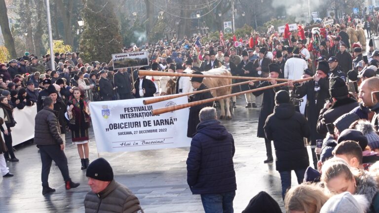 FOTO Cea mai mare paradă a obiceiurilor de iarnă din țară a avut loc la Suceava. Peste 1.000 de urători din toate zonele județului au încântat miile de suceveni prezente