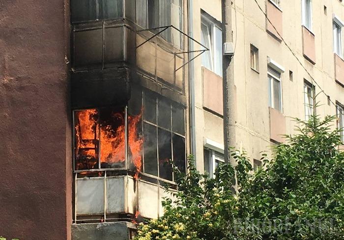 Un apartament din Rădăuți a fost aproape de a fi mistuit de un incendiu, după ce fiica proprietarei a aruncat o hârtie aprinsă pe balcon