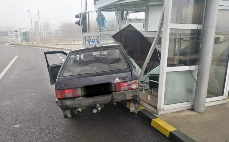 O ucraineancă s-a izbit cu mașina într-o tonetă de control din Vama Vicovu de Sus, după ce a încurcat frâna cu accelerația