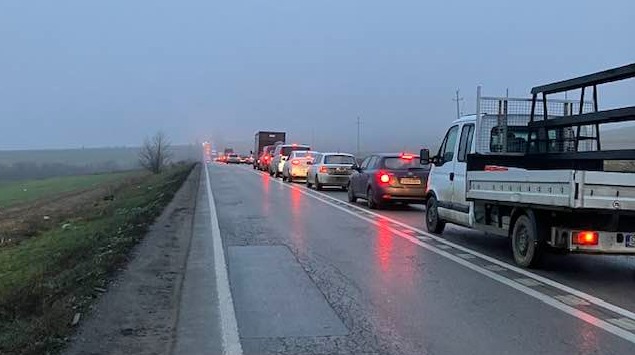 FOTO Traficul spre Rădăuți și Siret se desfășoară pe un singur fir. Coloana de TIR-uri se apropie de Pătrăuți