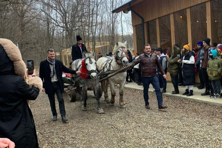 JOS PĂLĂRIA FOTO 150 de copii din sistemul de protecție au fost la Mitocu Dragomirnei într-o excursie de neuitat organizată de Andrei Bacoș, Vasile Bolohan și primarul Radu Reziuc